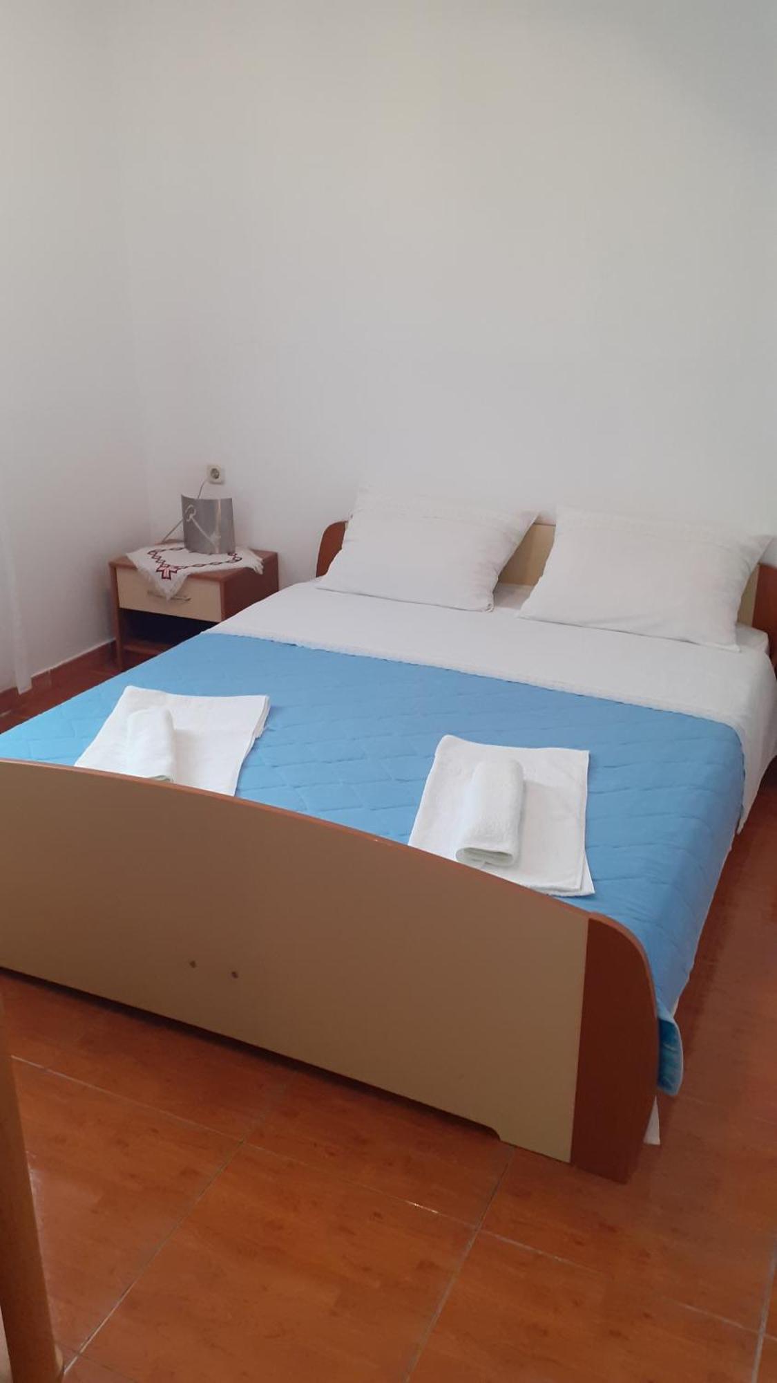 Apartments Slavica Bol Bilik gambar