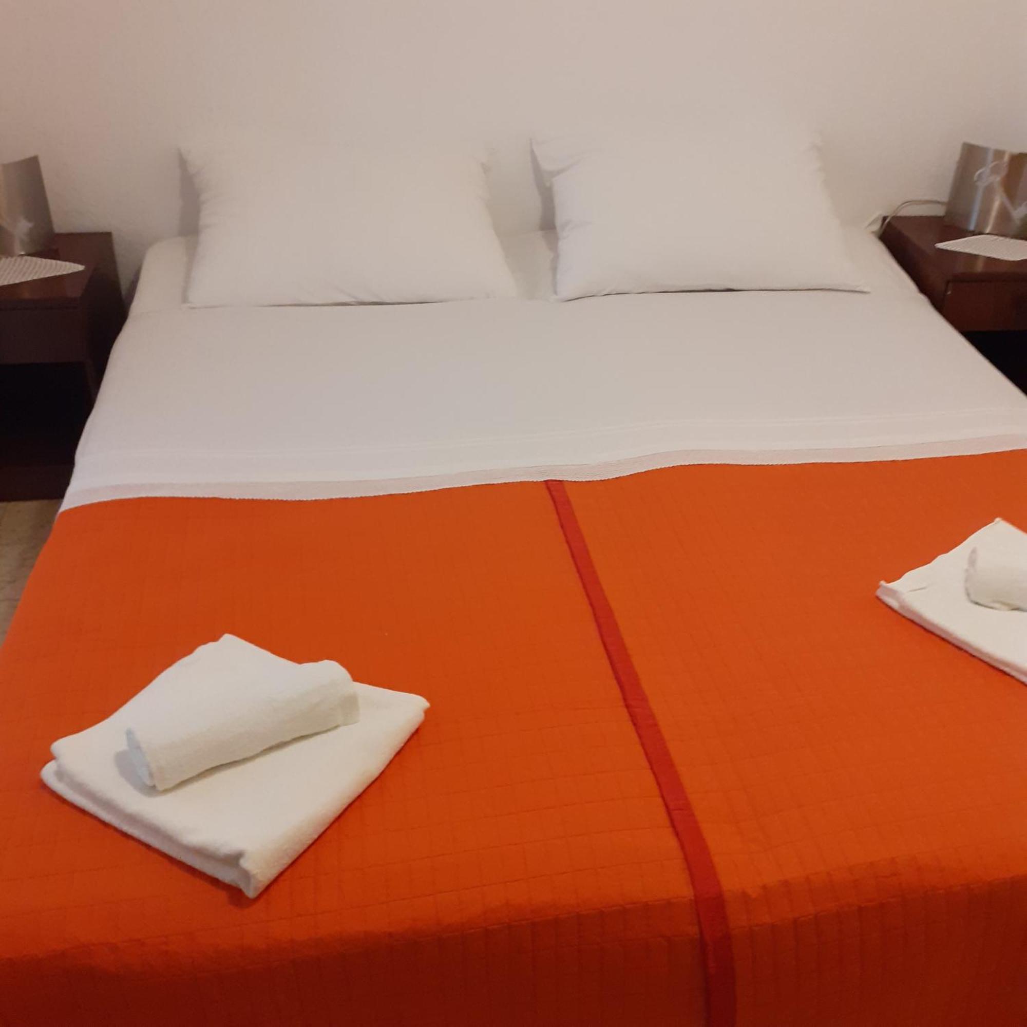 Apartments Slavica Bol Bilik gambar
