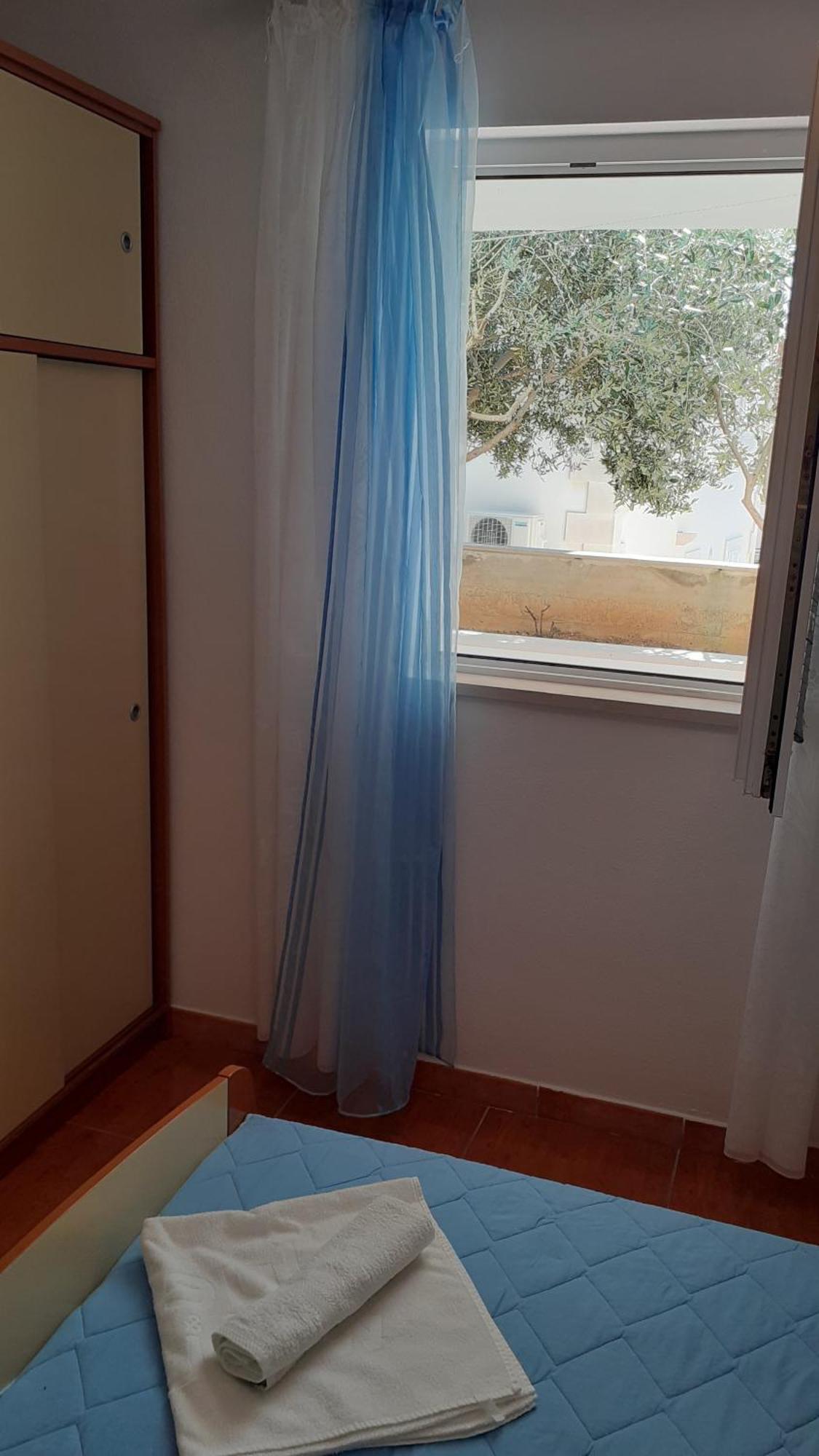 Apartments Slavica Bol Bilik gambar